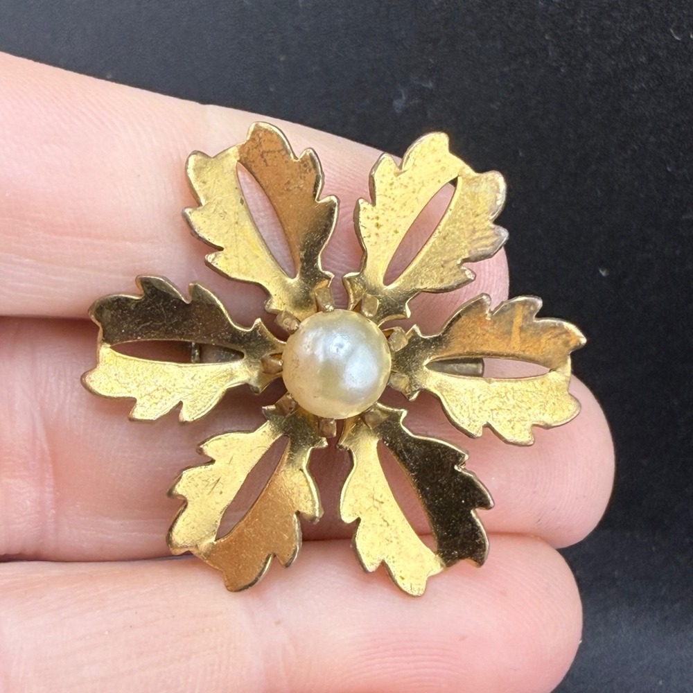 Vintage Estate Brooch Gold Tone Faux Pearl Flower Floral Textured 1.25in